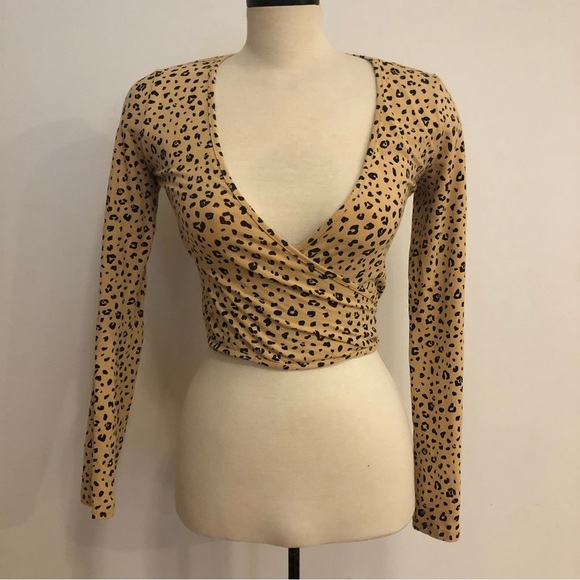 ARITZIA Sunday Best leopard print wrap crop top. Size S. - Picture 4 of 9